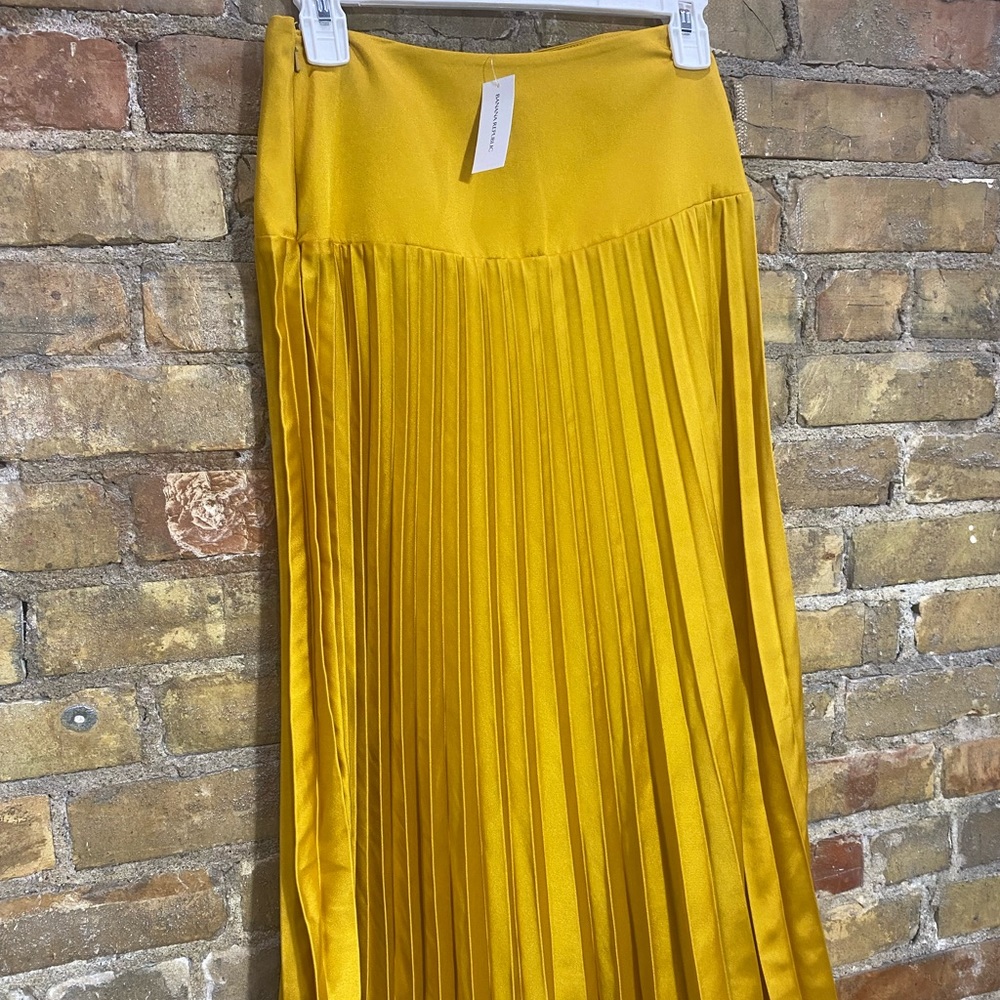 NWT• Banana Republic Gold Mustard Pleated Silk Midi Skirt